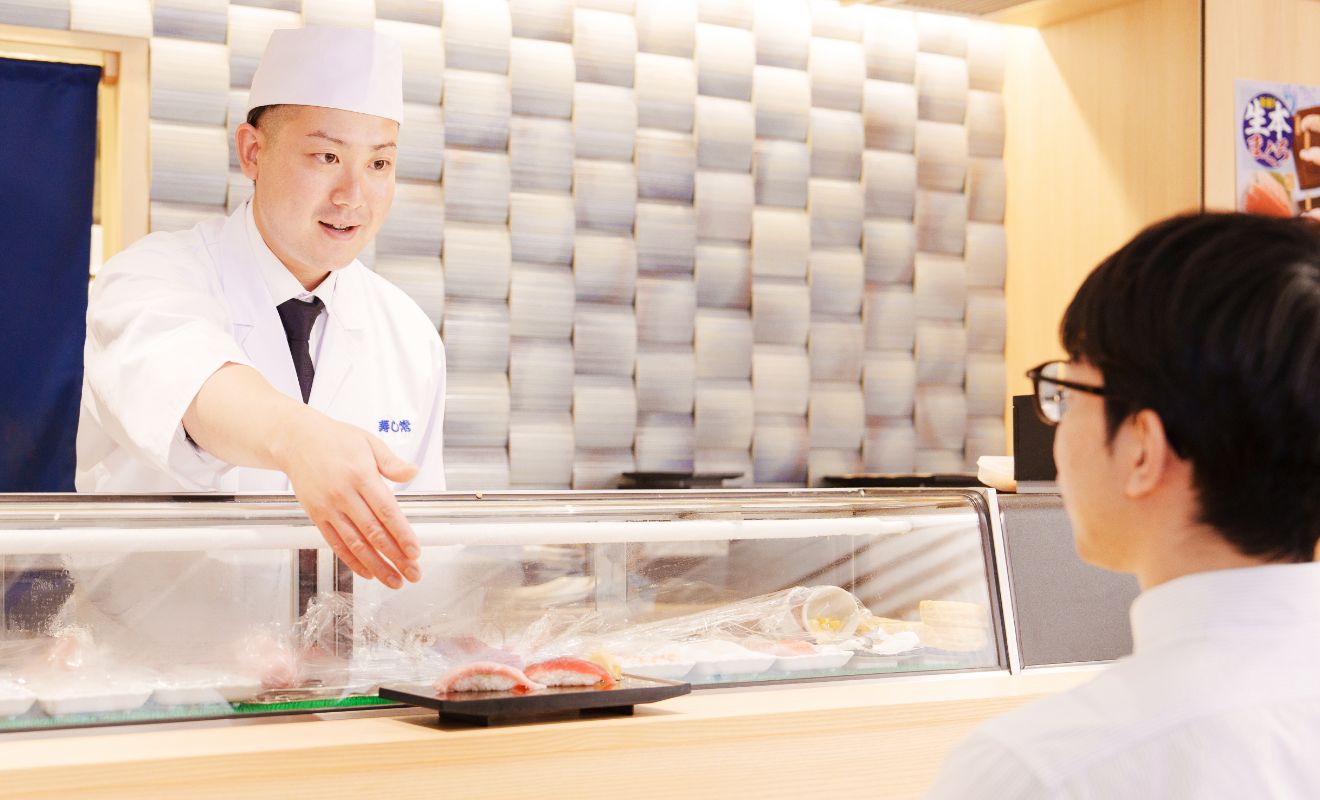 S.Y.さんがカウンターから提供しているのは、自社で養殖している極海一番本まぐろ。本日のおすすめの握りです。