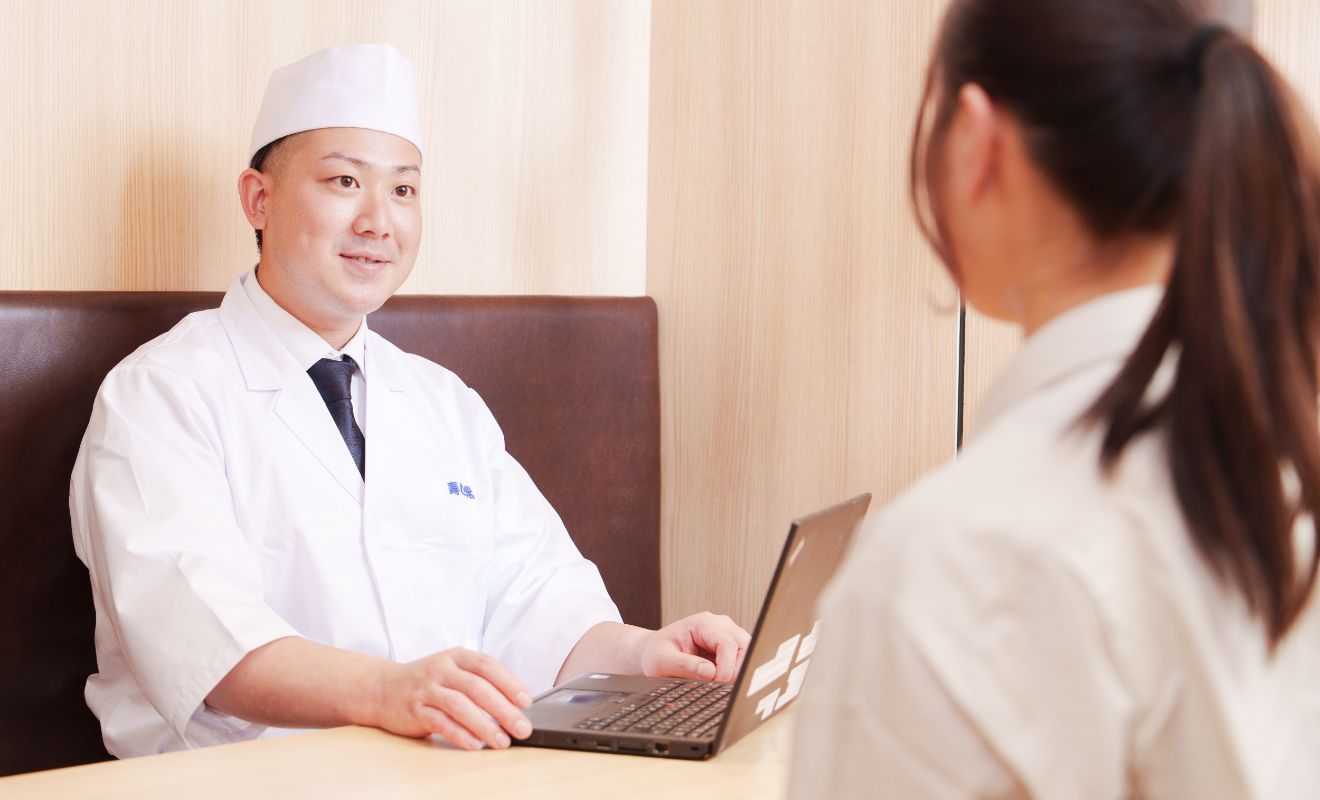 S.Y.さんが従業員の方と和やかな雰囲気で面談をする様子。